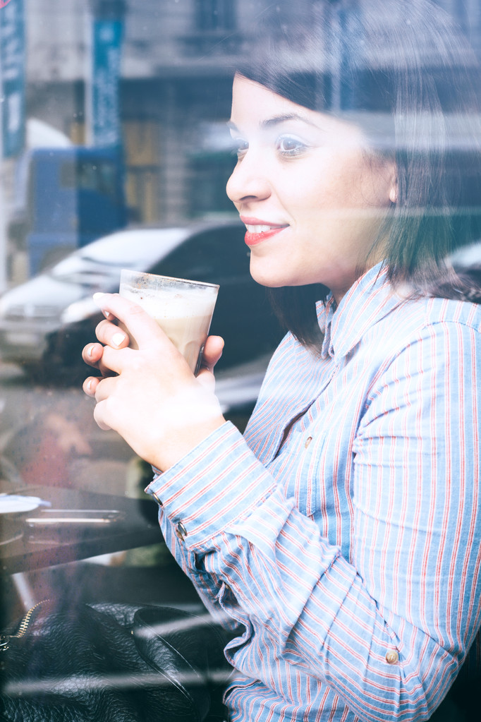 Γυναίκα με ένα φλιτζάνι καφέ - Φωτογραφία, εικόνα