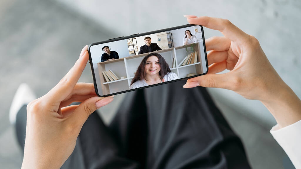 virtuális osztály mobil oktatás diákok okostelefon - Fotó, kép