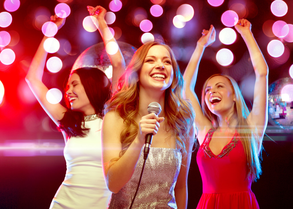 karaoke şarkı ve dans üç gülümseyen kadın - Fotoğraf, Görsel