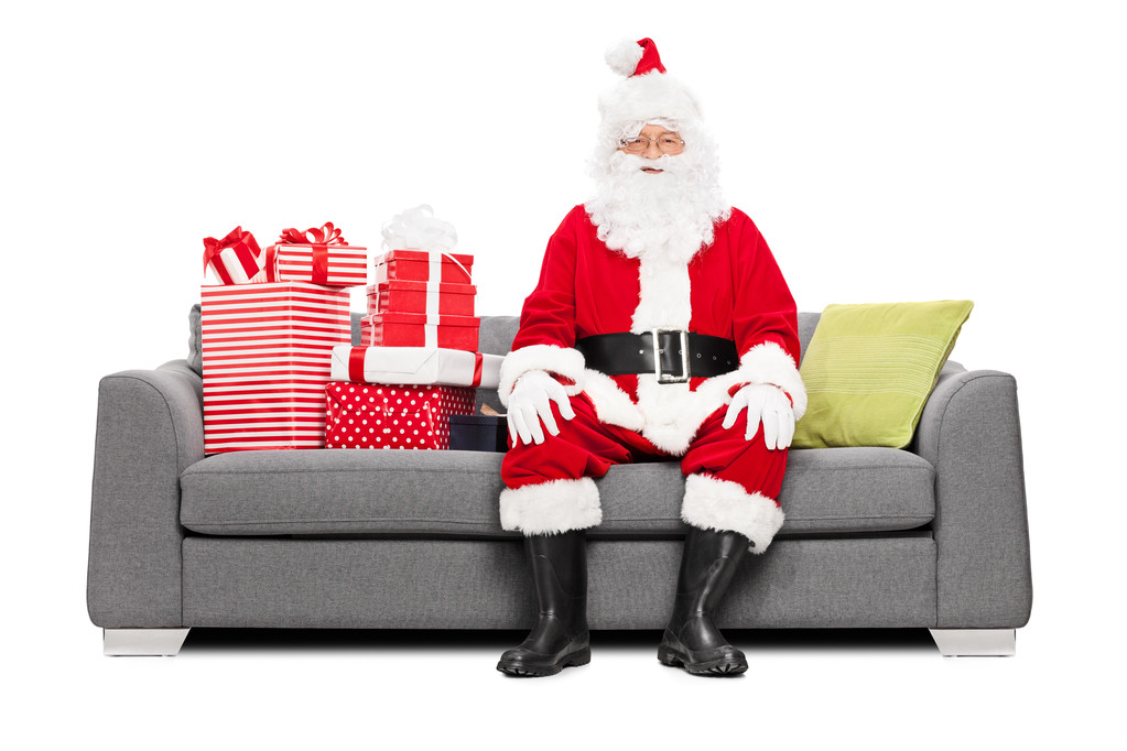 Weihnachtsmann auf Couch voller Weihnachtsgeschenke - Foto, Bild