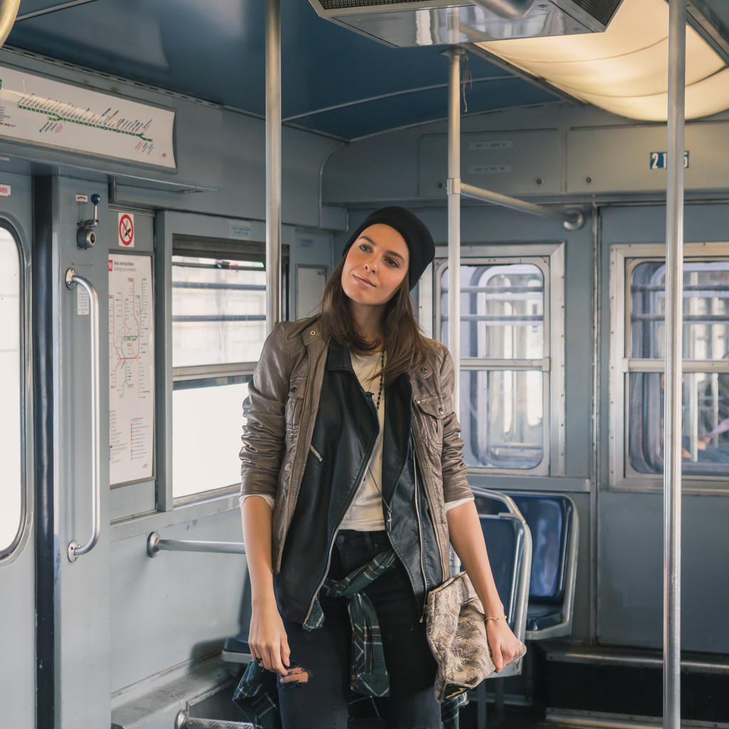 Hezká dívka pózuje v vagon metra - Fotografie, Obrázek