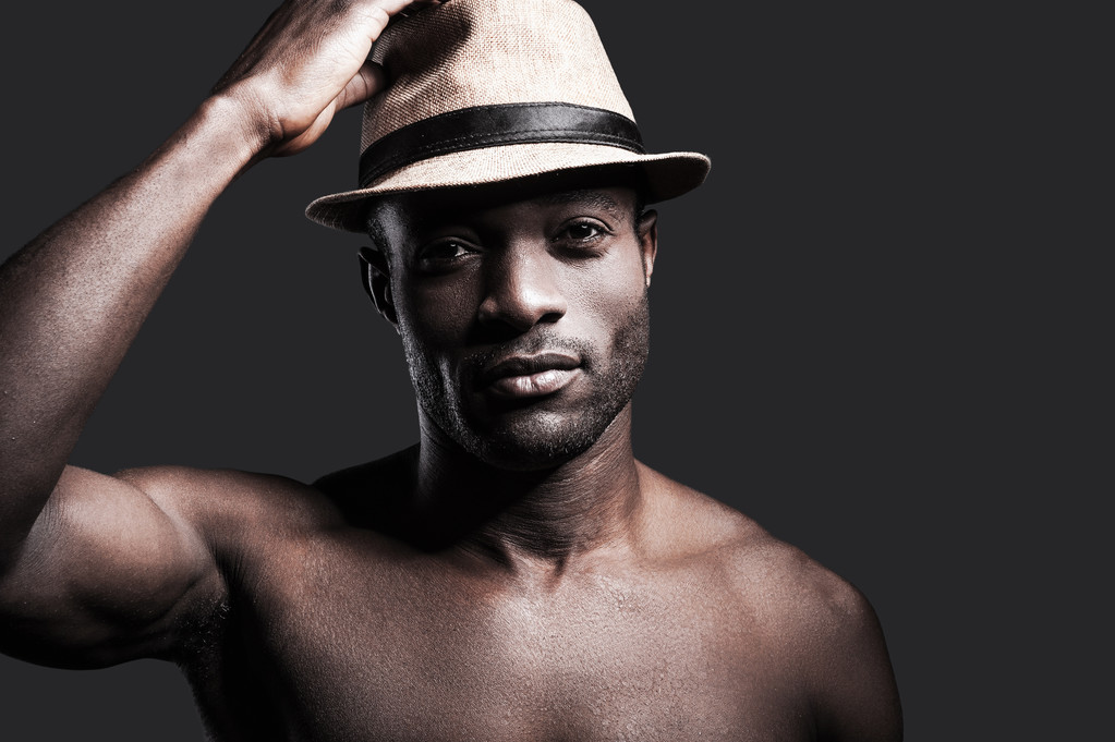 Uomo africano che regola il suo cappello
 - Foto, immagini