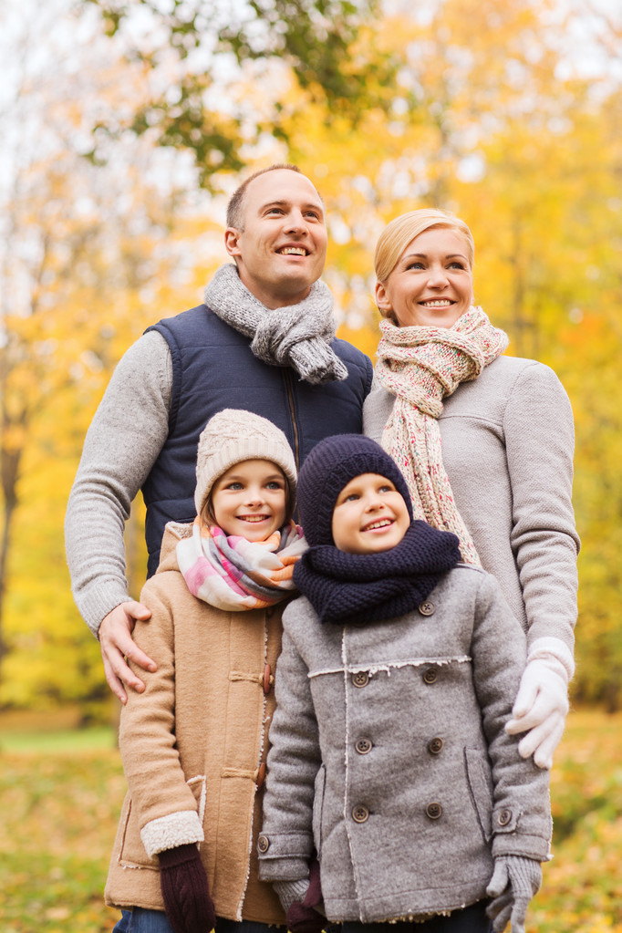 boldog család az őszi parkban - Fotó, kép
