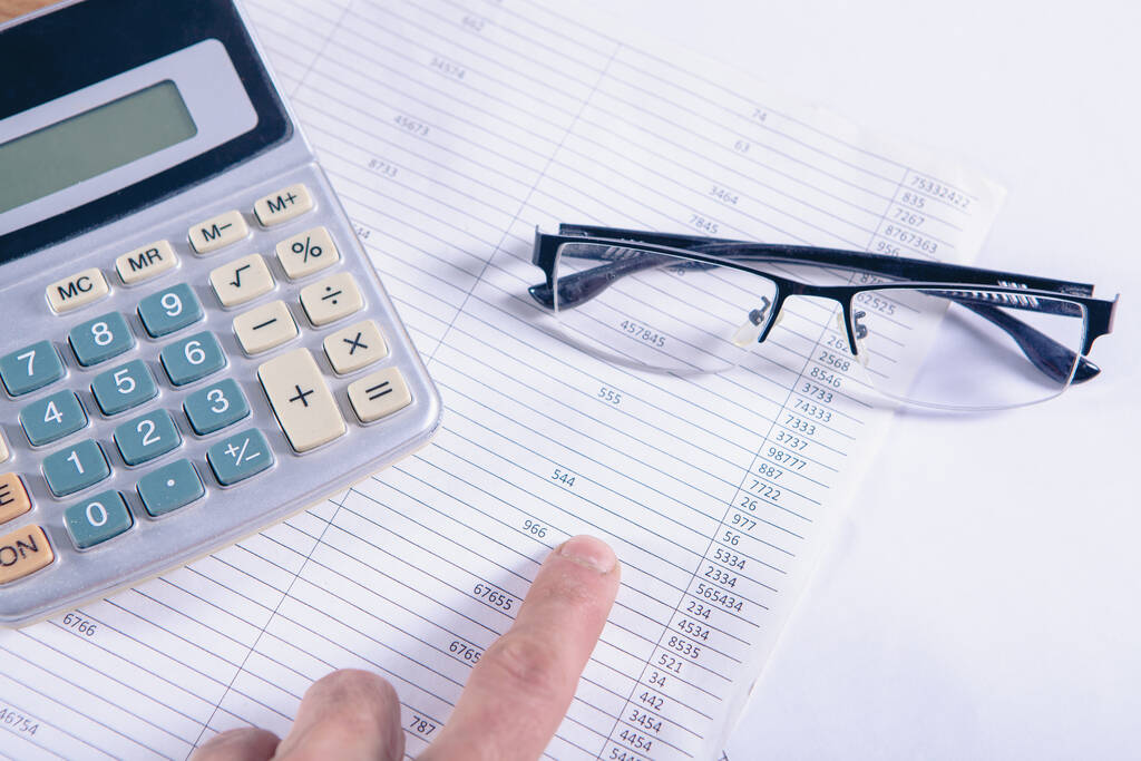 Primer plano calculadora e informe financiero - concepto contable - Foto, imagen