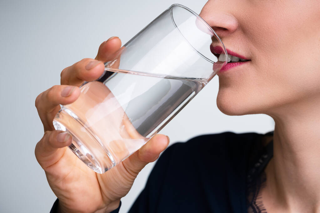 Крупним планом жінка рука п'є склянку води
 - Фото, зображення