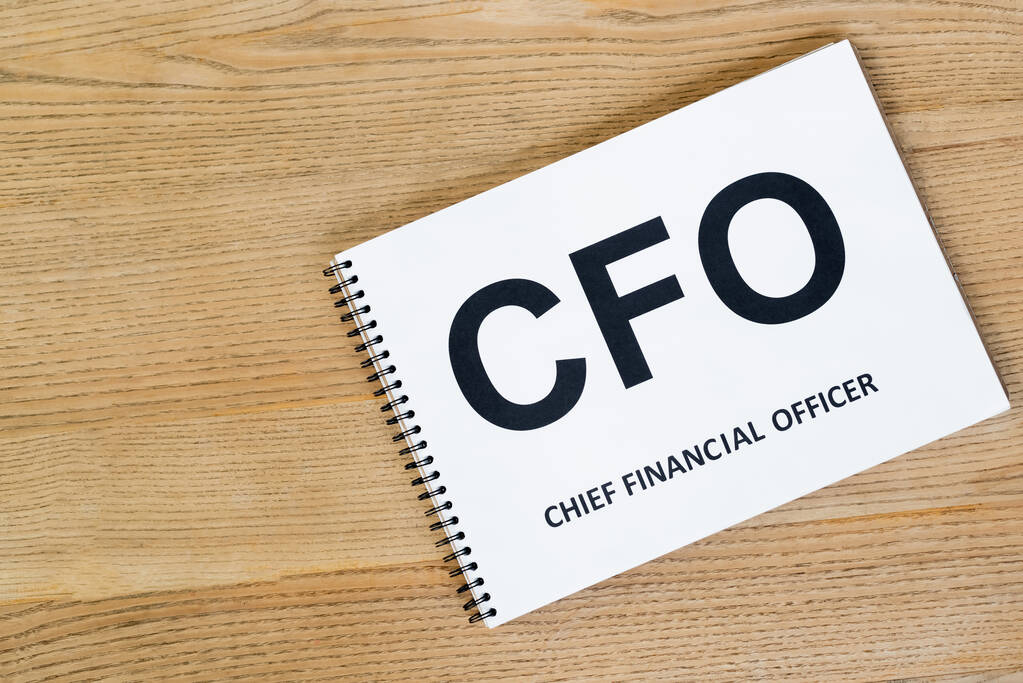 cfoの略称と最高財務責任者のレタリングが書かれたノートブックのトップ表示 - 写真・画像