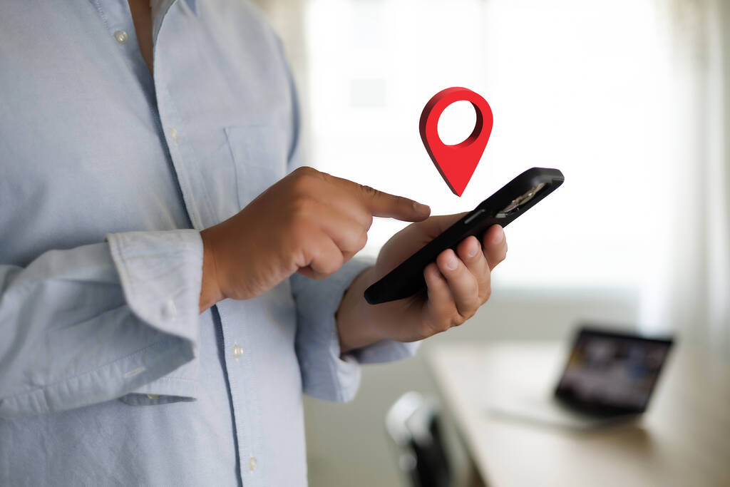 mano usando un smartphone Sosteniendo GPS Mapa a la ruta Conexión de red de destino Ubicación Mapa de la calle con GPS Iconos Navegación - Foto, imagen
