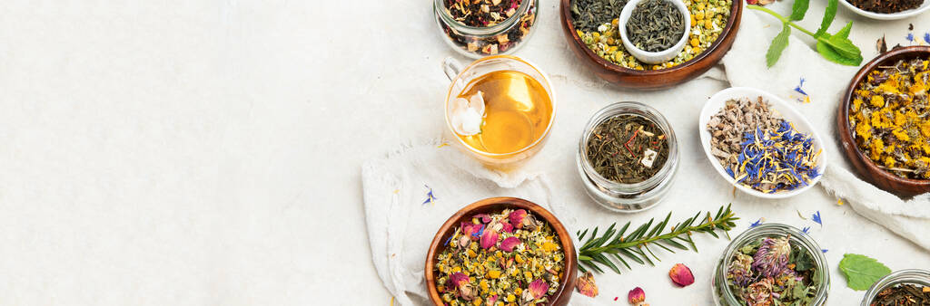 Variedade de chá de ervas em fundo claro. Remédios tradicionais de saúde. Vista superior, flat lay, espaço de cópia, panorama - Foto, Imagem
