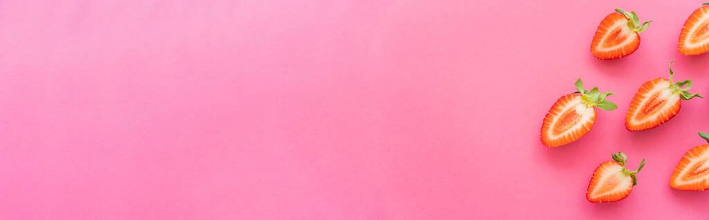 Plocha ležela s broušenými jahodami na růžovém povrchu, prapor  - Fotografie, Obrázek