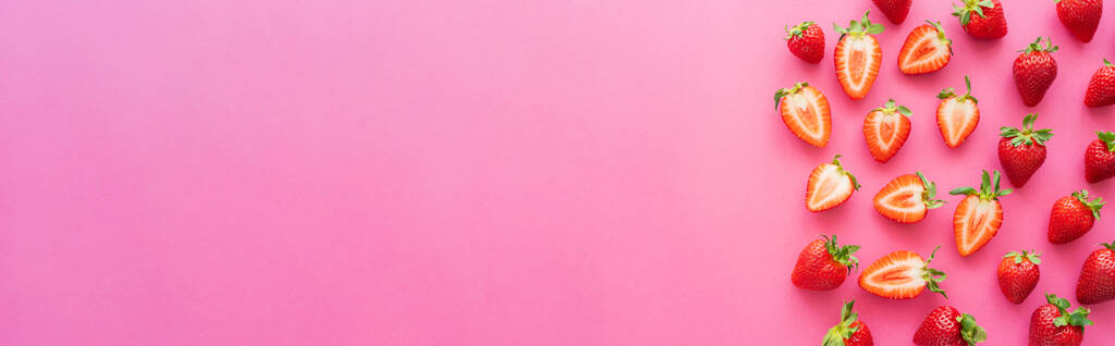 Colocação plana com morangos na superfície rosa com espaço de cópia, banner  - Foto, Imagem