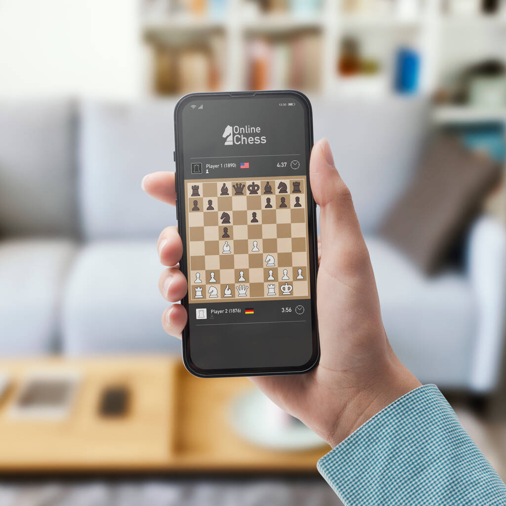 Kullanıcı evde akıllı telefondan satranç oynuyor, strateji video oyunları konsepti, POV çekimi - Fotoğraf, Görsel