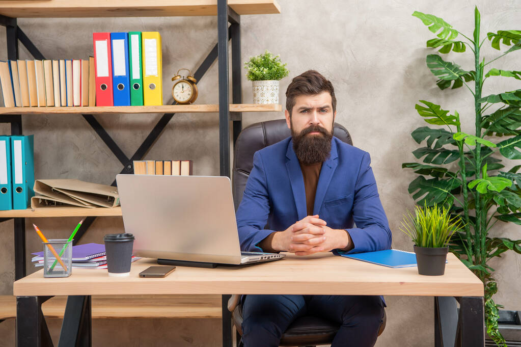 komoly szakállas üzletember dolgozik laptop az irodában, üzleti. - Fotó, kép