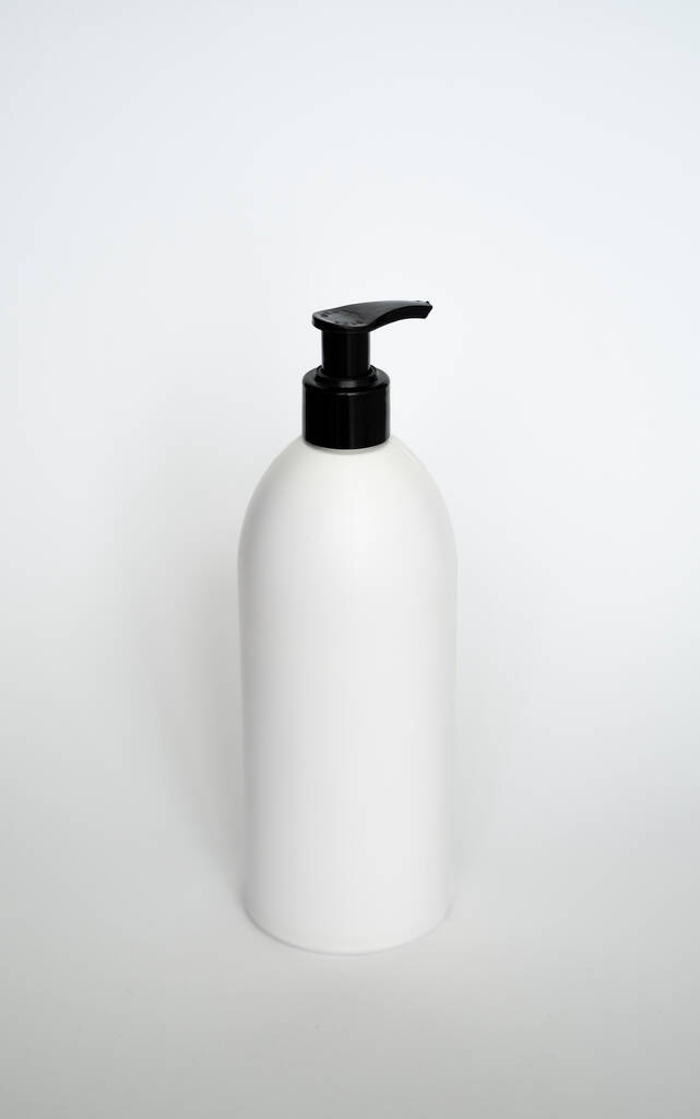 Beyaz arka planda pompa dağıtıcısı olan büyük beyaz bir plastik şişe. Tasarım için şablonu düzenle - Fotoğraf, Görsel