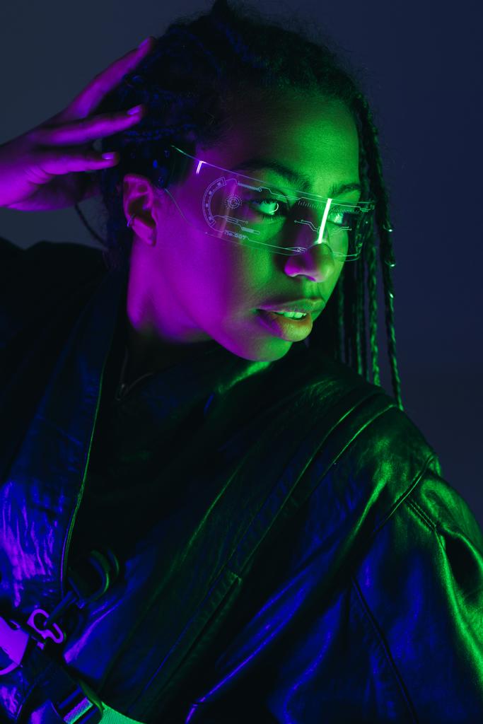 Muotokuva tyylikäs afrikkalainen amerikkalainen nainen älykäs lasit etsivät pois eristetty tummansininen  - Valokuva, kuva
