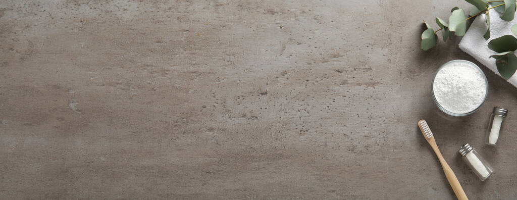 Composición plana con polvo dental y eucalipto sobre mesa gris, espacio para texto. Diseño de banner - Foto, imagen