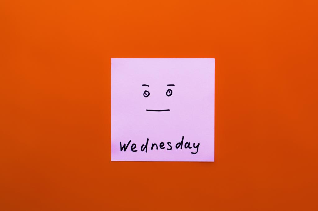πάνω άποψη του σημειώματος χαρτί με γράμματα Τετάρτη και ηρεμία smiley σε πορτοκαλί φόντο - Φωτογραφία, εικόνα