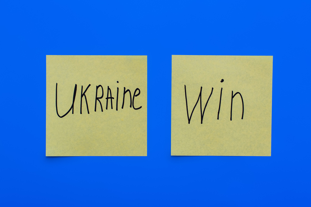 top view papír kártyák ukrajnai win felirat kék háttér - Fotó, kép