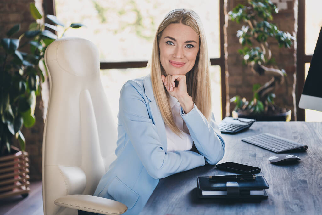 Photo of smart startup kumppani konsultti nainen istua työpöytä kuunnella työnhakija työtermi valossa työasema. - Valokuva, kuva