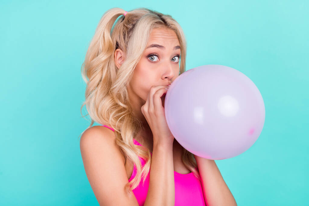 Foto del lado del perfil de la joven chica soplar globos de aire decoración fiesta cumpleaños aislado sobre fondo de color verde azulado. - Foto, Imagen
