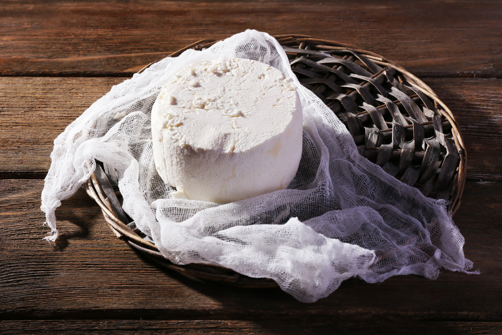 Коттеджный сыр на марле
 - Фото, изображение