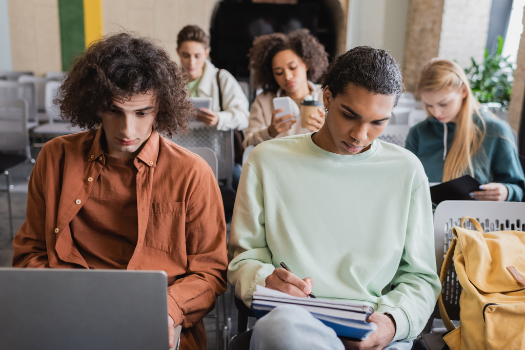 アフリカ系アメリカ人の学生がノートパソコンを使って - 写真・画像