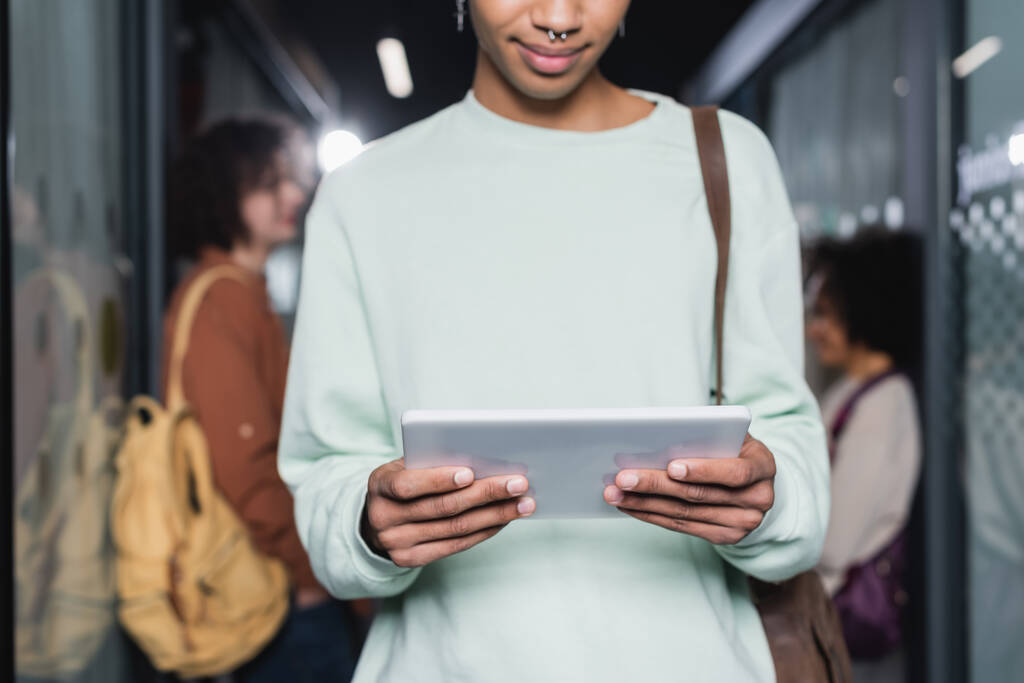vista recortada de estudante afro-americano com tablet digital em fundo embaçado - Foto, Imagem