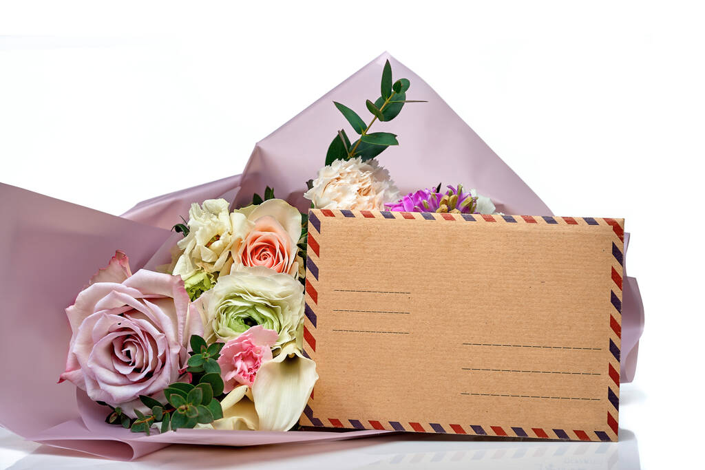 Καρτ ποστάλ με μπουκέτο λουλούδια για χαιρετισμό και ταχυδρομικό φάκελο, πάνω από λευκό φόντο. Έννοια Ημέρα της Μητέρας - Φωτογραφία, εικόνα