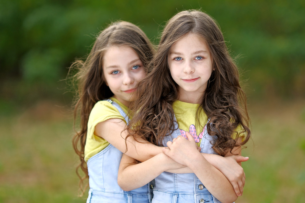 portrét dvě malé holky dvojčata - Fotografie, Obrázek