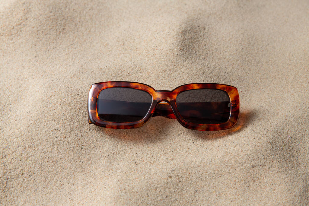 acessórios de verão e conceito de óculos - óculos de sol de tartaruga na areia da praia - Foto, Imagem