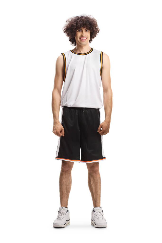 Retrato de cuerpo entero de un joven jugador de baloncesto aislado sobre fondo blanco - Foto, imagen