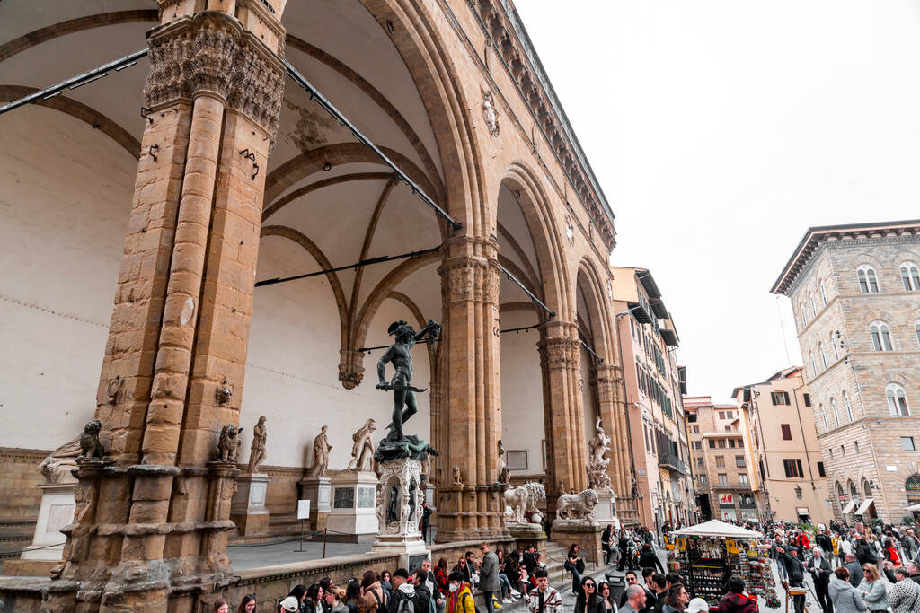 Флоренция, Италия - 6 апреля 2022 года: Скульптуры в Loggia dei Lanzi, здании на углу площади Синьории во Флоренции, Италия, рядом с галереей Уффици. - Фото, изображение