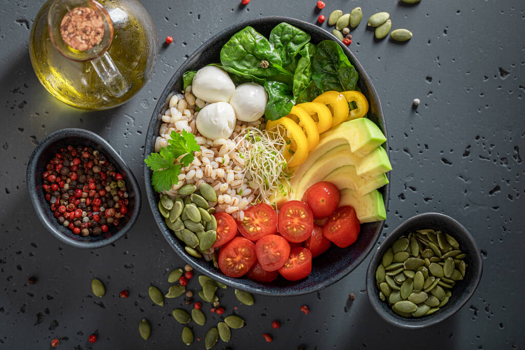 Bunter Salat als Mahlzeit für Diätverweigerer. Nährstoffschale für fitte Menschen. - Foto, Bild