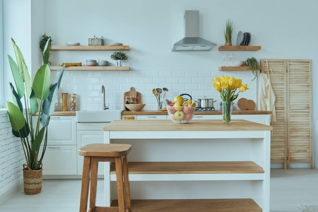 Hangulatos modern belső konyha belső fehér bútorokkal és világos elemekkel - Fotó, kép