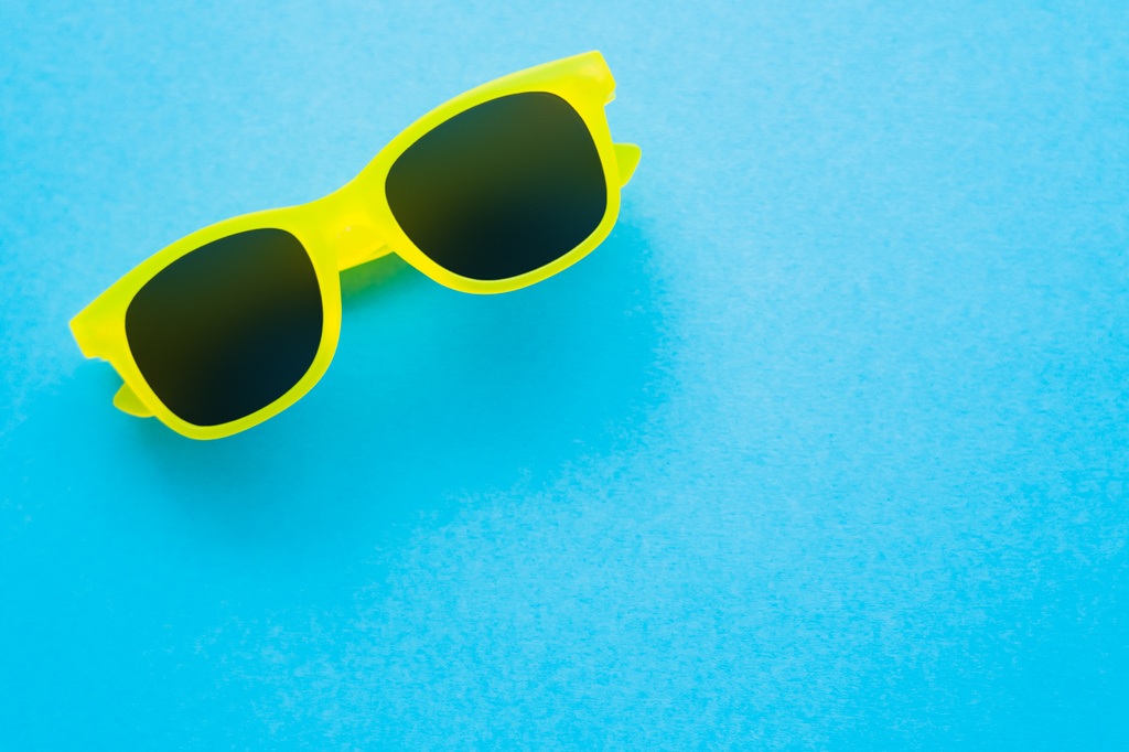 vista superior de gafas de sol sobre fondo azul
  - Foto, Imagen