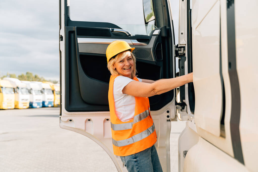Řidička kamionu středního věku, okupace kamionů v Evropě pro ženy. Vysoce kvalitní 4K záběry - Fotografie, Obrázek