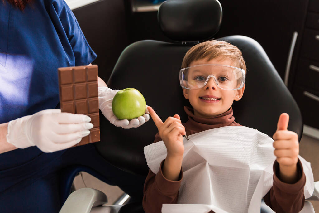 Menino na cadeira de dentista pediátrico. crianças pequenas oferece para cho - Foto, Imagem