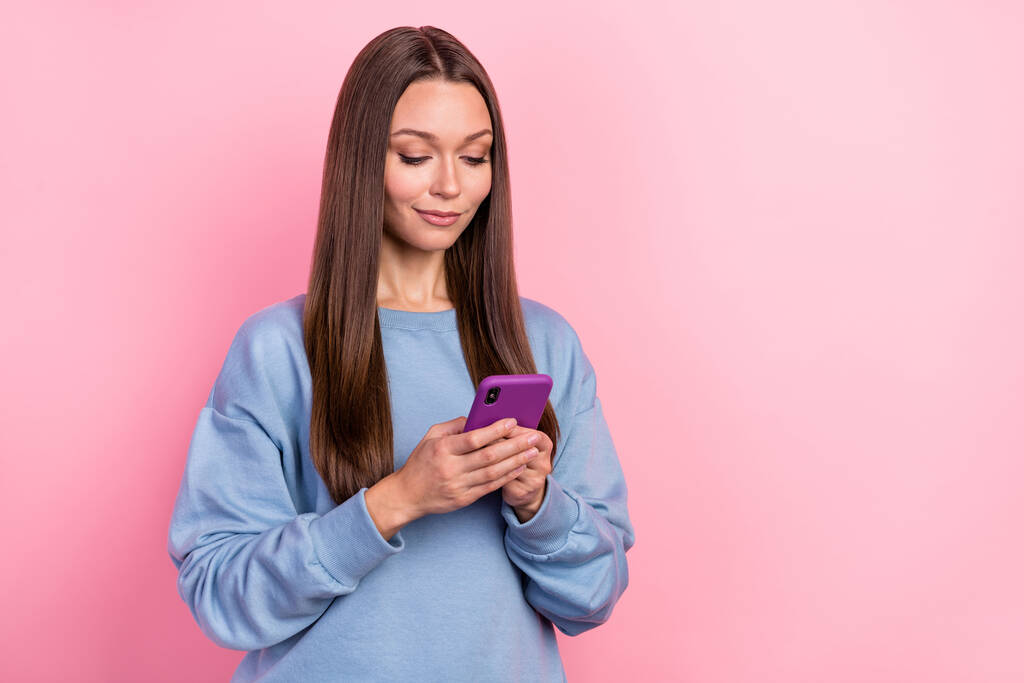 Πορτρέτο της ελκυστική εστιασμένη χαρούμενο κορίτσι χρησιμοποιώντας συσκευή μετά smm app blogging απομονώνονται σε ροζ παστέλ χρώμα φόντο. - Φωτογραφία, εικόνα