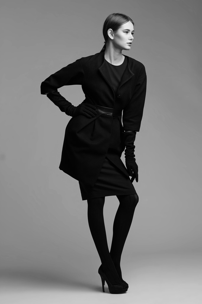 vysoce módní portrét elegantní ženy v černém kabátě. Studio sho - Fotografie, Obrázek