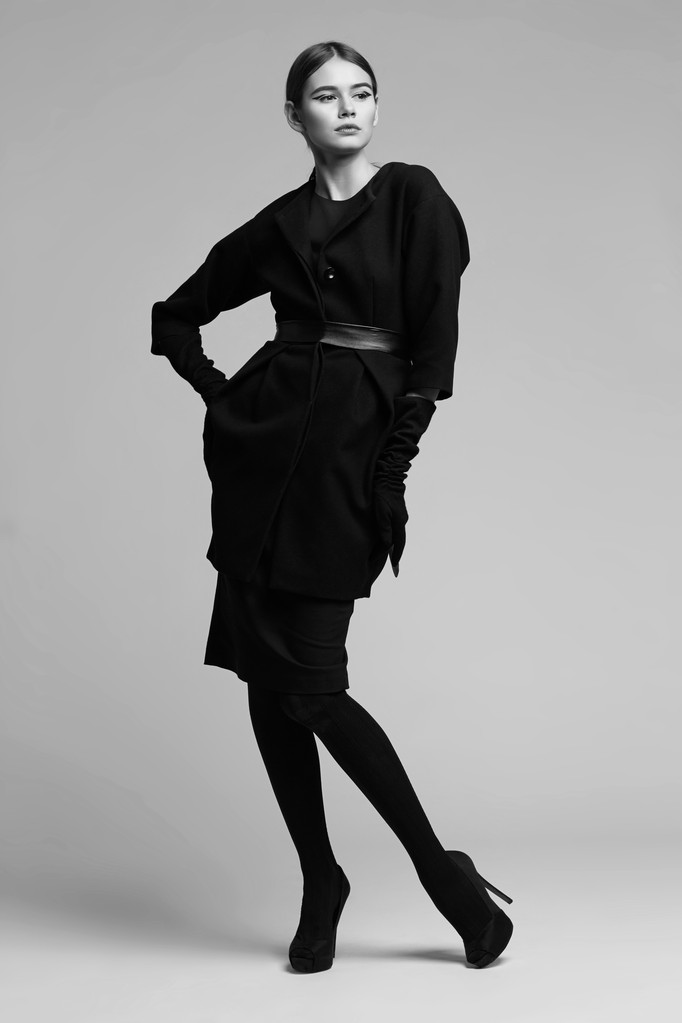 High-Fashion-Porträt einer eleganten Frau im schwarzen Mantel. Studio sho - Foto, Bild