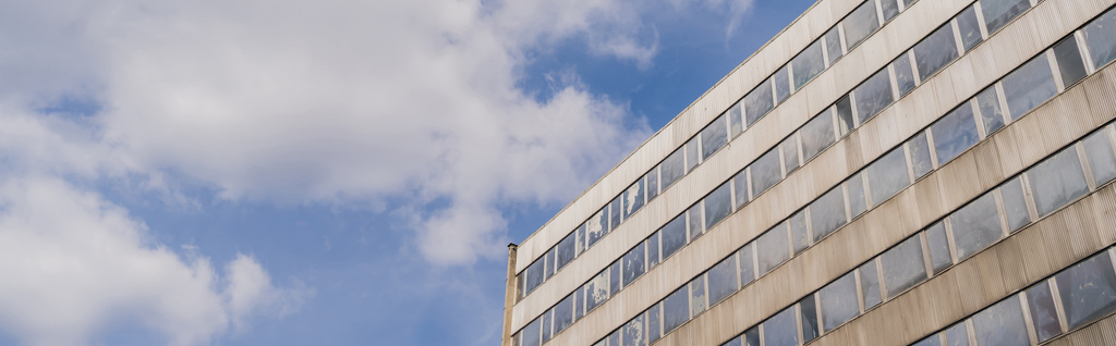 Vista a basso angolo dell'edificio e cielo nuvoloso a Breslavia, banner  - Foto, immagini