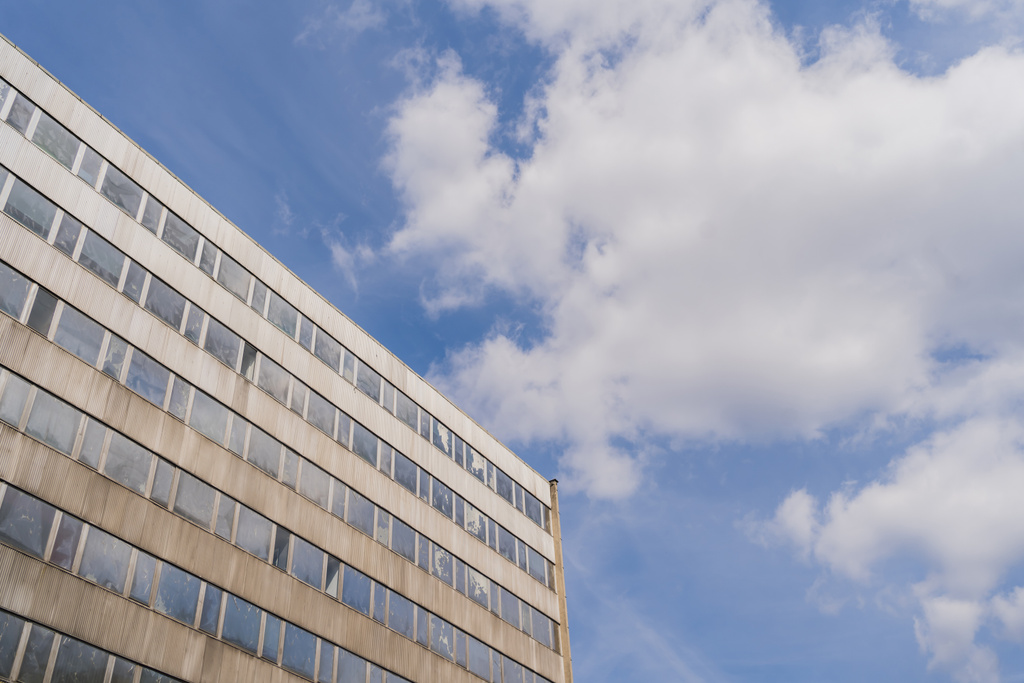 Nízký úhel pohledu na fasádu budovy a zataženou oblohu na pozadí  - Fotografie, Obrázek