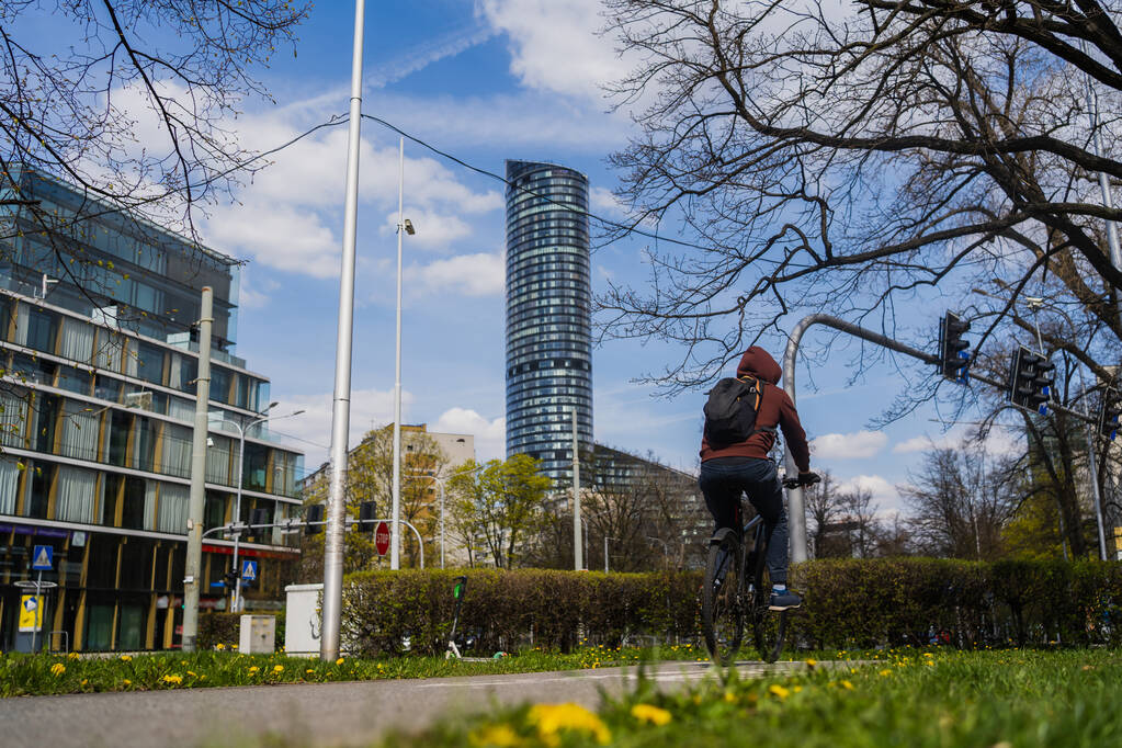 Visão traseira do homem andando de bicicleta na rua urbana em Wroclaw - Foto, Imagem