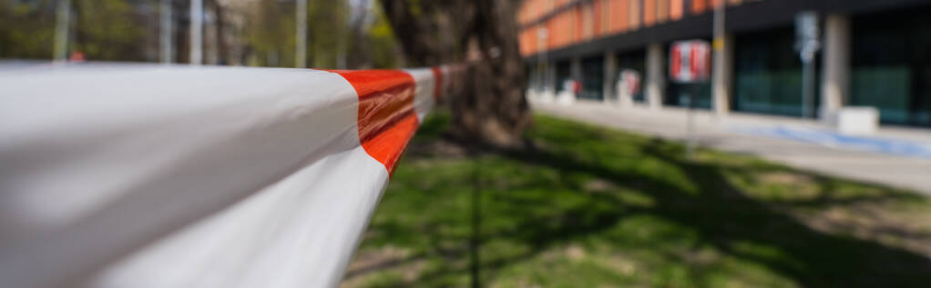 fita de barreira na rua unban borrada em Wroclaw, banner  - Foto, Imagem