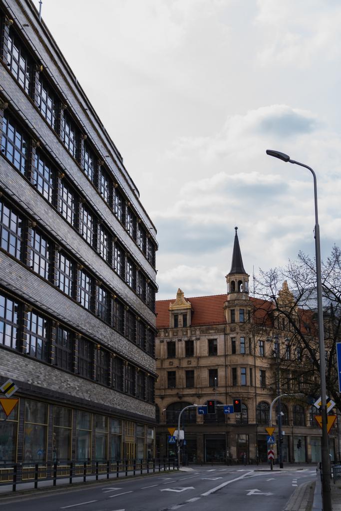 Κτίρια κοντά σε άδειο δρόμο σε αστικό δρόμο στο Wroclaw - Φωτογραφία, εικόνα