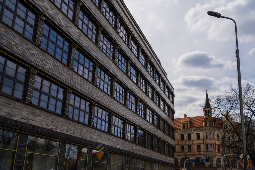 Edificios y luz de la ciudad en la calle urbana de Wroclaw - Foto, Imagen