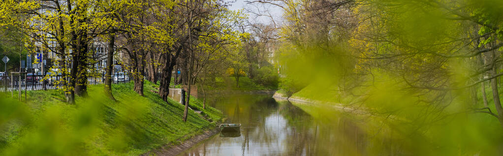 Rivière près de l'herbe et des arbres dans la rue à Wroclaw, bannière  - Photo, image