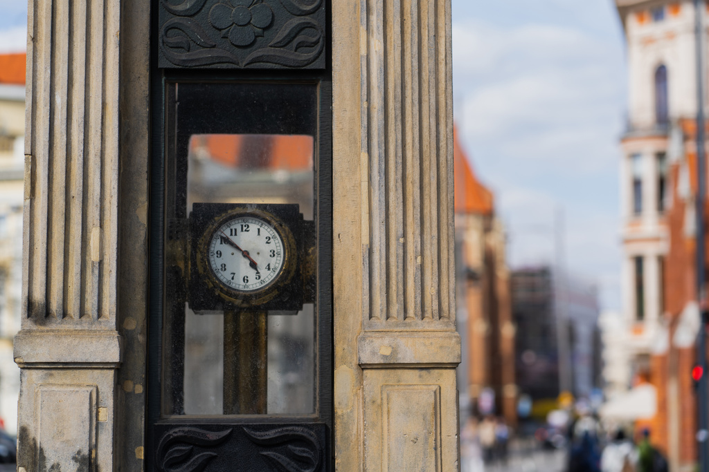 Reloj en la calle urbana borrosa en Wroclaw - Foto, Imagen