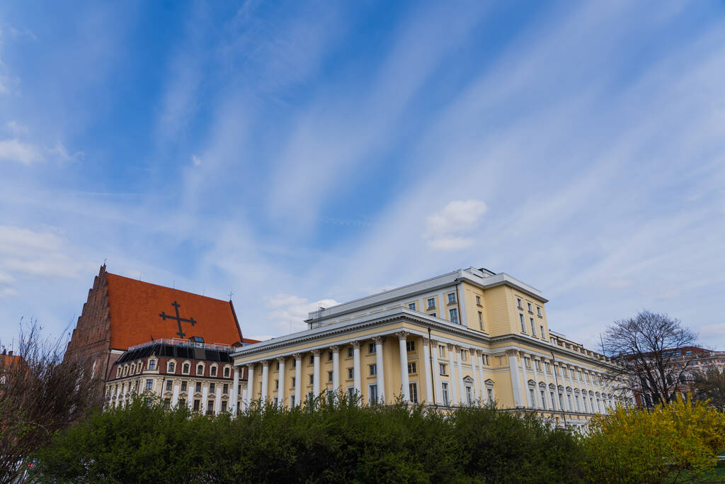 Bâtiments près de Église Sainte-Dorothée avec ciel bleu en arrière-plan à Wroclaw - Photo, image