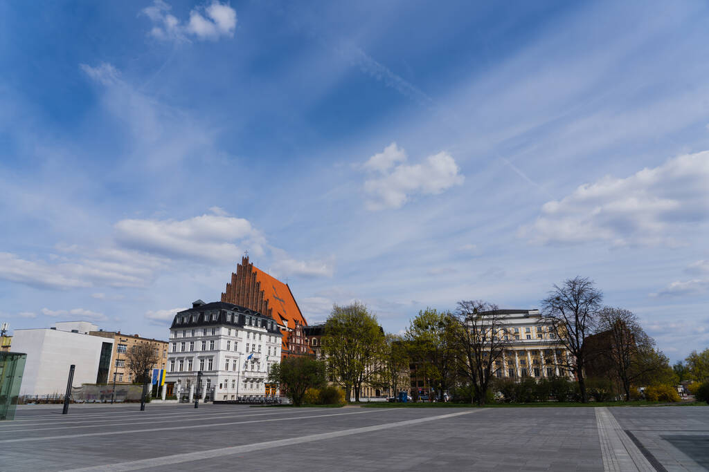 Platz und Gebäude mit wolkenverhangenem Himmel im Hintergrund in Breslau - Foto, Bild