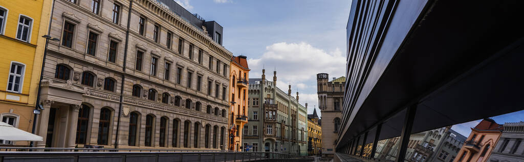 Wroclaw 'da gündüz vakti kentsel caddedeki binalar, pankart  - Fotoğraf, Görsel
